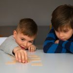 Как понять, что говорит ребенок: 7 советов от педиатров о языке тела