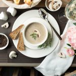 Грибной суп с фрикадельками, сыром и хлебом: необычный рецепт