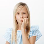 Как перестать грызть ногти: причины и решения