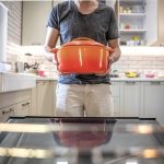 Как организовать хранение посуды при нехватке места на кухне: 9 полезных советов