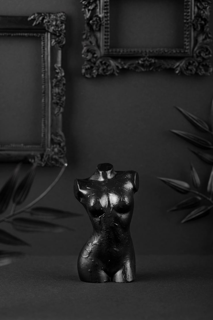 WHO I AM представляет новую коллекцию Black, вдохновленную черным цветом.