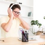 Как повседневные привычки и предметы вредят нашему слуху