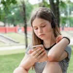 10 причин, почему стоит отложить выдачу телефона ребенку до 12 лет