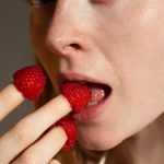 Как справиться с обветренными и сухими губами