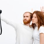 Необычная свадебная фотосессия: молодожены позируют на краю обрыва