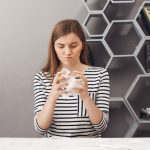 Врач-оториноларинголог Голубова объяснила, почему полоскание горла содой и солью может быть вредным