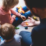 Ученые выяснили, что младенцы влияют на поведение родителей и окружающую среду, способствуя развитию речи.