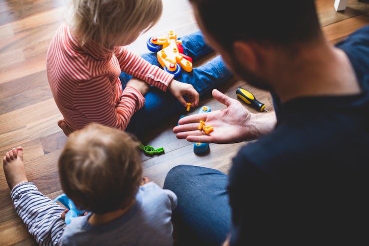 Ученые выяснили, что младенцы влияют на поведение родителей и окружающую среду, способствуя развитию речи.