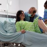 Рождение в коме: как рассказать о материнстве, избегая оправдания насилия