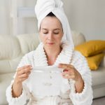 Как ухаживать за сухой кожей зимой: советы врача