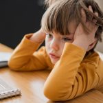 Почему ребенок отказывается что-либо делать: 4 возможных объяснений