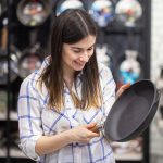 Царапины на тефлоновой сковороде: что нужно знать
