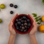 Фрукт с 65 калориями: как он помогает очистить кишечник эффективнее чернослива