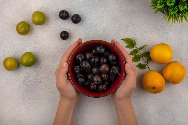 Фрукт с 65 калориями: как он помогает очистить кишечник эффективнее чернослива