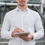 Белая рубашка вне времени: как носить женщине разного возраста