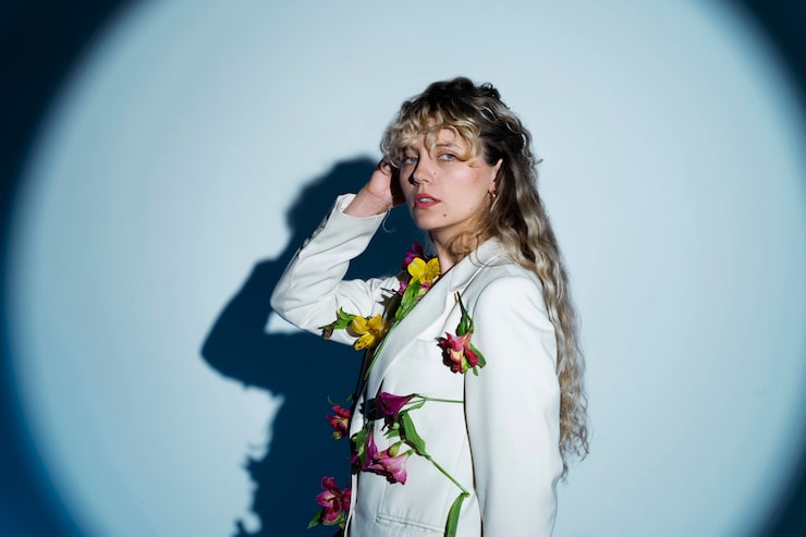 На показе весенне-летней коллекции Simone Rocha юные модели представили образы взрослых женщин