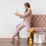 Стилист Катя Гершуни объяснила, почему юбка с запахом — отличный выбор для дома и прогулок