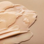 Тональные кремы, которые незаметны на коже, но визуально улучшают ее состояние