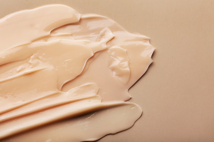 Тональные кремы, которые незаметны на коже, но визуально улучшают ее состояние