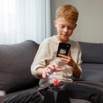 Как отвлечь ребенка от смартфона и вернуть его в реальный мир