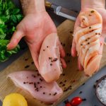 Из двух куриных грудок получится десять рулетиков: хватит на два дня