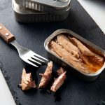 Запечённая скумбрия в банке: простой рецепт без использования рукава