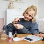 Почему домашний маникюр выглядит непрофессионально: 8 распространенных ошибок