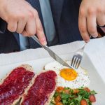 Сбалансированный завтрак для здоровья кишечника: врач из Гарварда рекомендует 7 блюд, включая сосиски