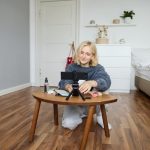 Кварцвиниловая плитка: современная замена ламинату и другим покрытиям для пола