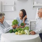 По словам врача Садыкова, определенные продукты могут негативно влиять на состояние суставов