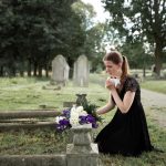 У гроба Владимира Левкина плакали дочери.