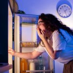 Ученые рассказали, почему не стоит есть, когда вы расстроены или находитесь в неуютной обстановке