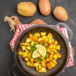 Фаршированные картофельные дольки, жаренные на сковороде