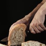 Почему не стоит есть горячий хлеб сразу после выпечки