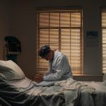 Что означают сны о погонях, падениях и крови: объяснение от врачей из Кремлевской больницы