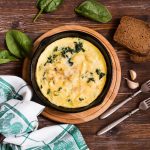 Простой сырный соус за 10 минут: идеальное дополнение к любой закуске