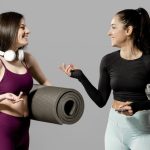 Как заниматься фитнесом, используя подручные средства? Показывает эксперт