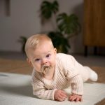 Малышка начала ходить в шесть месяцев, пропустив этапы сидения и ползания