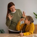 Что разрешат даже самые любящие бабушки: 10 вещей, вредных для детей