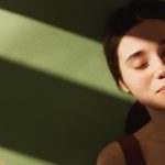 Как солнечный свет влияет на кожу: сравнение с солярием и почему это важно.