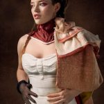 Лили Коллинз предстала в образе с микробобом, кружевом и нарядом от Saint Laurent накануне премьеры «Эмили в Париже»