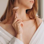 Как сделать массаж лица дома и сохранить упругость кожи