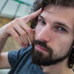 На бровях: стоит ли мужчинам их выщипывать?