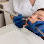 Зачем лечить кариес молочных зубов у детей?