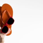 Внимание на большой палец! Самая модная обувь на это лето — сандалии и шлепанцы «в палец»