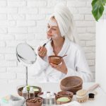 Популярные процедуры для ухода за кожей: слаггинг, дермапланинг и другие