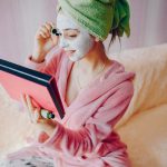 Как избавиться от прыщей под маской: советы косметолога для защиты кожи от холода и раздражения