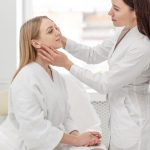 Три вида массажа лица для борьбы с морщинами: как выполнять.