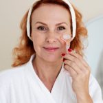 Как современные кремы для век борются с морщинами и темными кругами