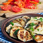 Баклажаны и сыр в беконном «шашлыке»: необычный рецепт для большой компании